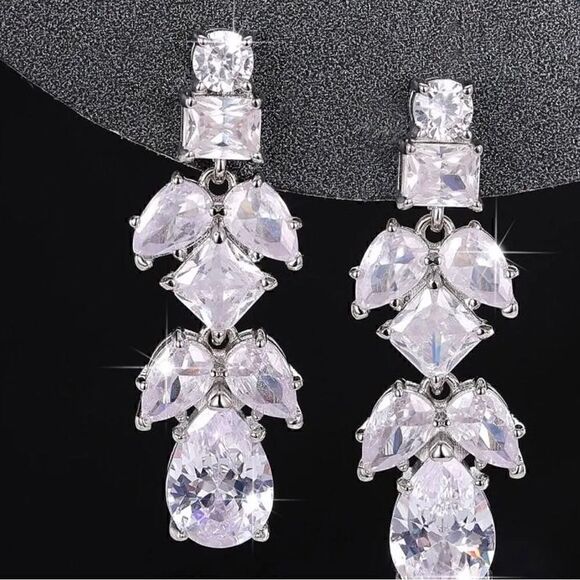 💙 Beautiful crystal leaf design drop dangle sparkling earrings 💙 - Picture 4 of 6
